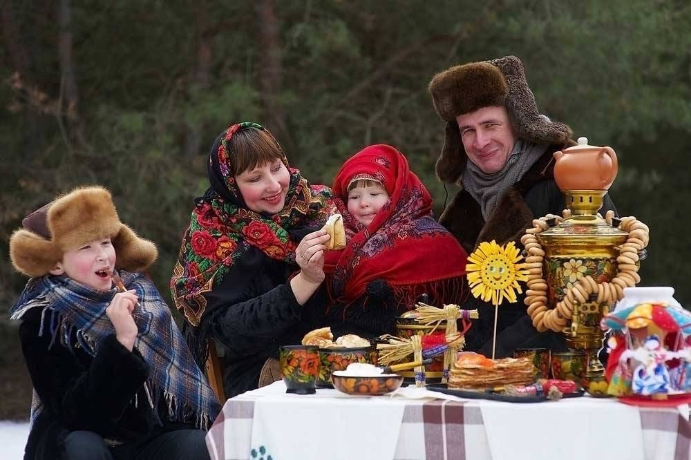 Дети пекут блины на масленицу. Праздничный стол на Масленицу. Масленица застолье. Масленица семья. Масленица семейный праздник.