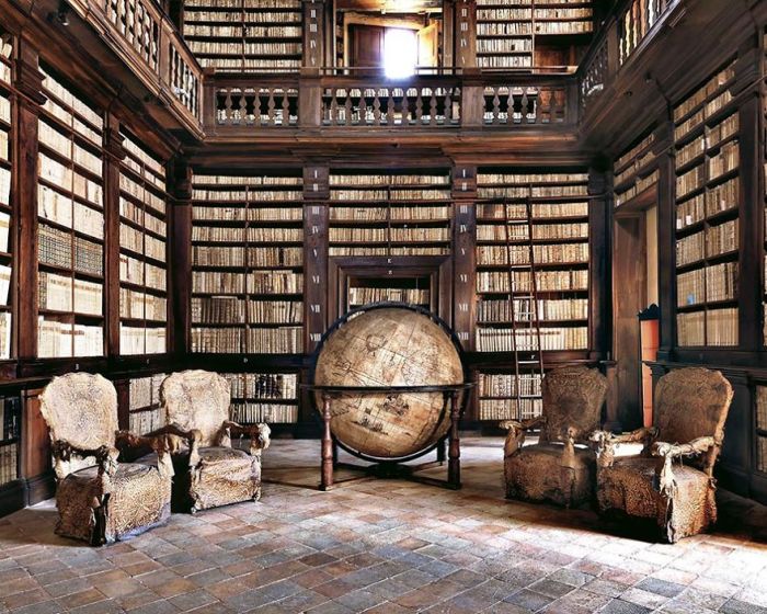 Древние книги и большой глобус XVIII столетия находится во дворце Приоров на Пьяцца дель Пополо.